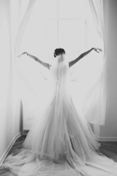 Luksusowa Panna Młoda Białej Sukni Pozowanie Podczas Przygotowań Ceremonii Ślubnej — Zdjęcie stockowe