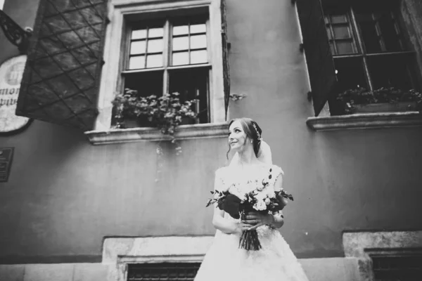 Luxe Bruid Meisje Poseren Glimlachen Met Boeket — Stockfoto