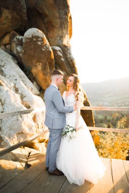 Göz kamaştırıcı mutlu çift birbirine yakın duruyor ve gözlerinin içine bakıyor..