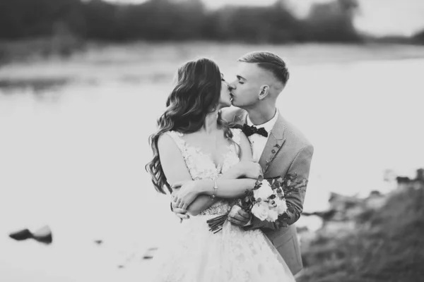 Magnifique Couple Mariage Embrasser Embrasser Près Rive Une Rivière Montagne — Photo
