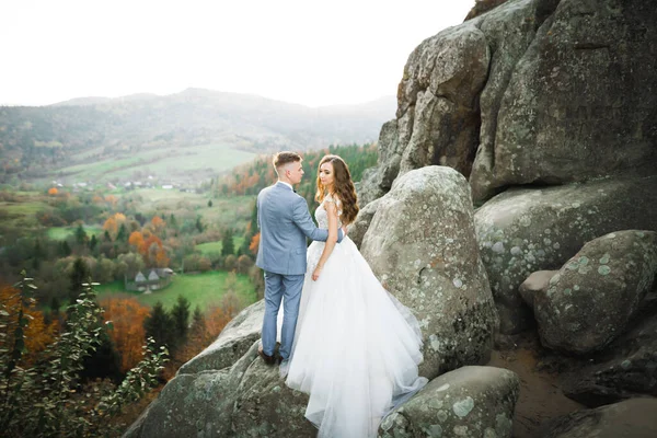 Beautiful Gorgeous Bride Posing Groom Having Fun Mountains Amazing View — Stock Photo, Image