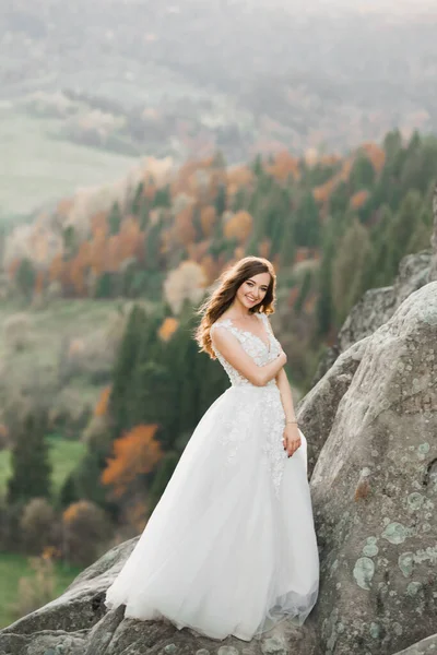 Bella Sposa Posa Vicino Rocce Sullo Sfondo Montagne — Foto Stock