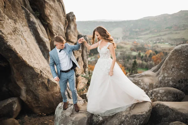 Pasangan Itu Mempelai Wanita Dan Pria Berpegangan Tangan Pegunungan — Stok Foto