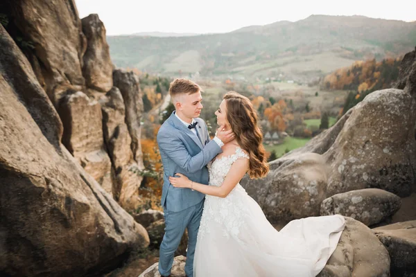 Vacker Vacker Brud Poserar Till Brudgummen Och Har Kul Nära — Stockfoto