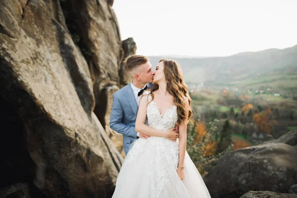 Güzel Gelin Damat Evlendikleri Gün Kucaklaşıp Öpüşüyorlar — Stok fotoğraf