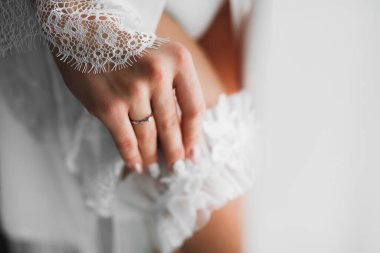 Beyaz elbiseli lüks gelin düğün törenine hazırlanırken poz veriyor..