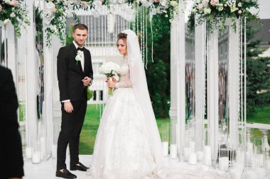 Genç ve güzel bir çiftin yakın çekimi..