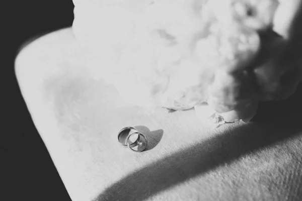Gyönyörű Tónusú Kép Jegygyűrűkkel Háttérben Egy Csokor Virág — Stock Fotó