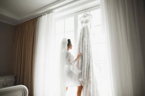 豪華な花嫁は 部屋で結婚式の顔をポーズと準備 — ストック写真