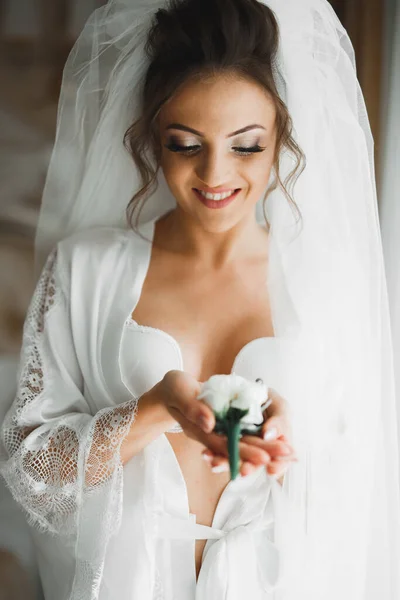 Schöne Luxusbraut Eleganten Weißen Kleid Hält Blumenstrauß Den Händen — Stockfoto