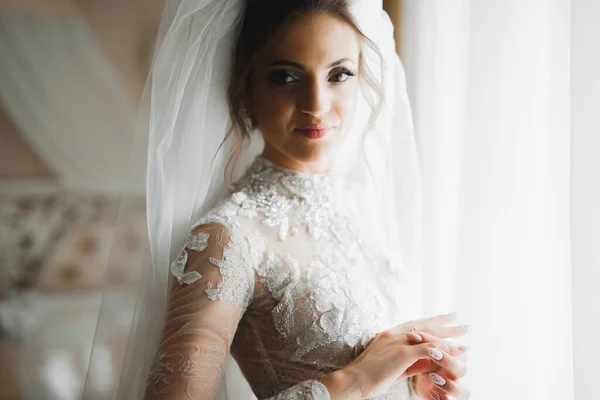 Skönhetsporträtt Bruden Bär Mode Bröllop Klänning Med Fjädrar Med Lyx — Stockfoto