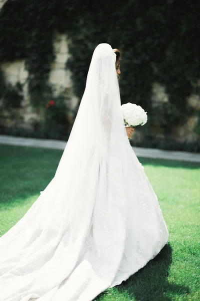 Hermosa Novia Elegante Vestido Blanco Sosteniendo Ramo Posando Parque —  Fotos de Stock