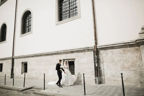 Düğün Fotoğrafı Çekimi Gelin Damat Şehirde Yürüyorlar Birbirlerine Sarılıp Bakan — Stok fotoğraf