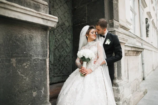 美しい若い結婚式のカップルポージングとともに花束の手 — ストック写真