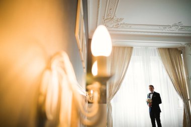 Genç ve yakışıklı bir adam iş toplantısından sonra bir otelde dinleniyor..