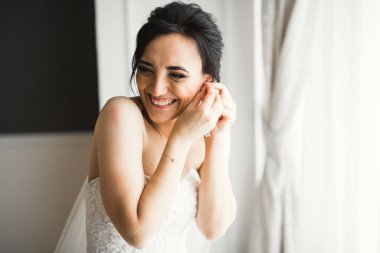 Tüylü, lüks makyaj, saç stili, stüdyo içi fotoğraf çekimi olan güzel bir gelin..