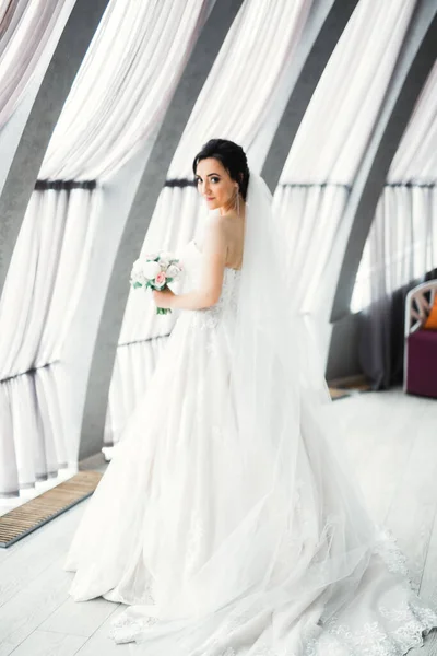 Luxusní Svatební Nevěsta Dívka Pózuje Usmívá Kyticí — Stock fotografie