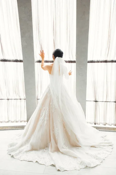 Luxe Bruid Witte Jurk Poseren Tijdens Voorbereiding Voor Huwelijksceremonie — Stockfoto