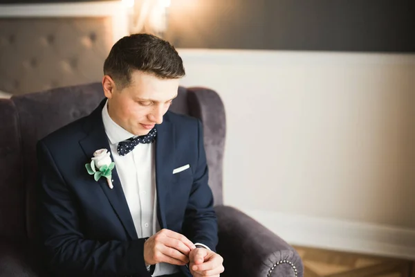 美しい男 新郎ポージングと結婚式の準備 — ストック写真