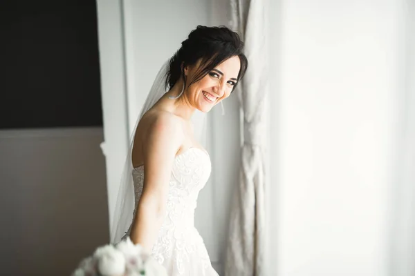 Розкішна Весільна Наречена Дівчина Позує Посміхається Букетом — стокове фото