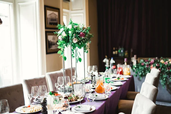 結婚式の準備をしたレストランの内装 — ストック写真