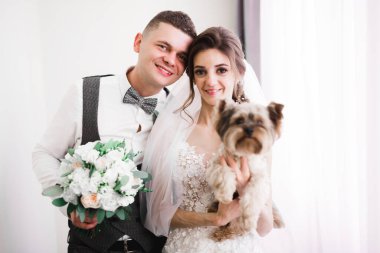 Romantik düğün anı, yeni evli çiftin gülümseyen portresi, gelinle damadın bir köpeği..