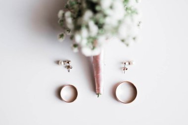 Alyanslar, bir buket gül ve diğer çiçekler..