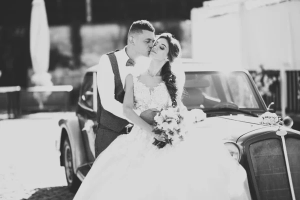 Весільна Наречена Наречений Елегантна Пара Зупиняється Біля Ретро Весільного Автомобіля — стокове фото