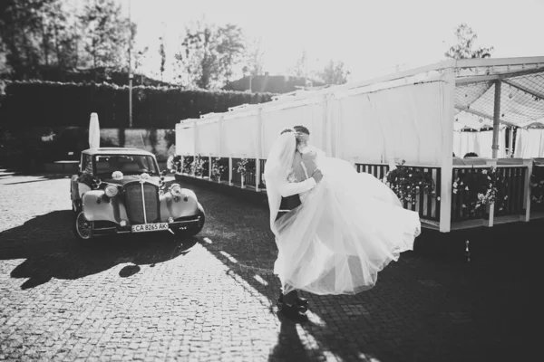 Noiva Casamento Noivo Casal Elegante Ficar Perto Carro Casamento Retro — Fotografia de Stock
