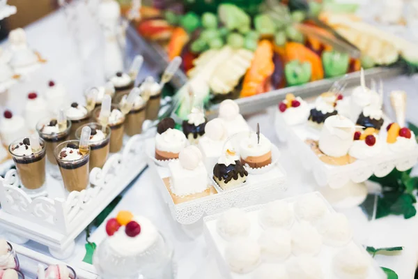 Köstliche Und Leckere Desserttafel Mit Cupcakes Und Shots Der Rezeption — Stockfoto