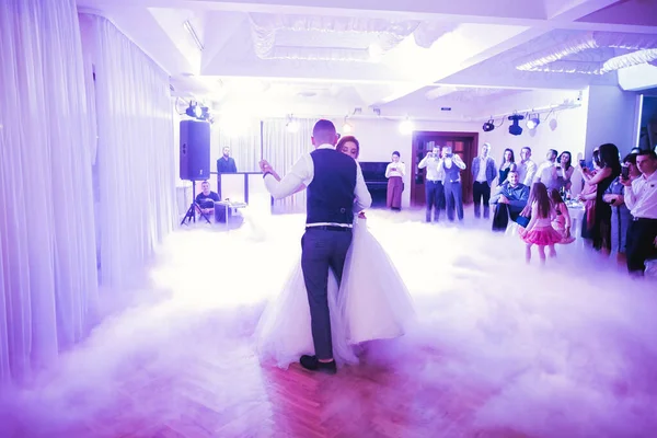 Gelukkig Mooi Pasgetrouwden Dansen Het Restaurant — Stockfoto