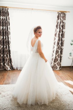 Tüylü, lüks makyaj, saç stili, stüdyo içi fotoğraf çekimi olan güzel bir gelin..