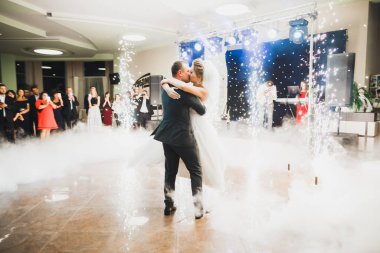 Restoranda dans eden mutlu yeni evliler..