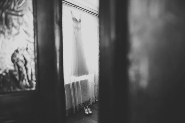 Vestido Noiva Perfeito Com Uma Saia Cheia Cabide Quarto Noiva — Fotografia de Stock