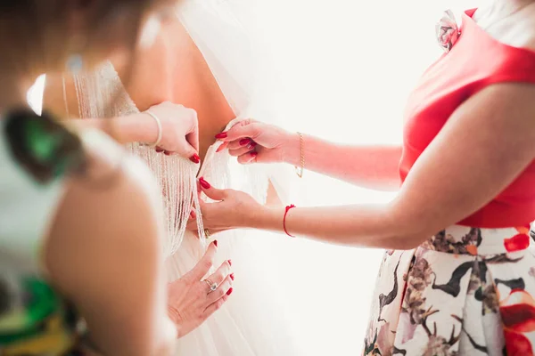 Händerna Med Brudtärnor Brudklänning Glad Äktenskap Och Brud Bröllopsdag Koncept — Stockfoto
