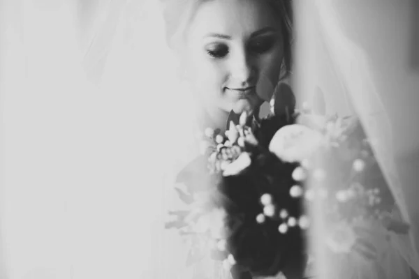 Невеста Держит Большой Красивый Свадебный Букет Цветами — стоковое фото