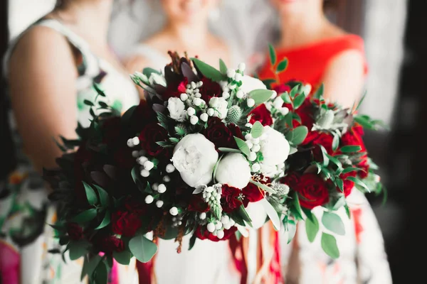 Panna Młoda Druhnami Trzymając Wspaniały Luksusowy Bukiet Ślubny Różnych Kwiatów — Zdjęcie stockowe