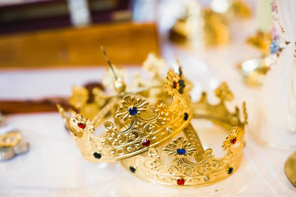 Coronas Doradas Tumbadas Sobre Mesa Iglesia —  Fotos de Stock
