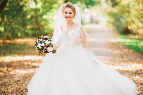 Mooie Bruid Elegante Witte Jurk Met Boeket Poseren Het Park — Stockfoto
