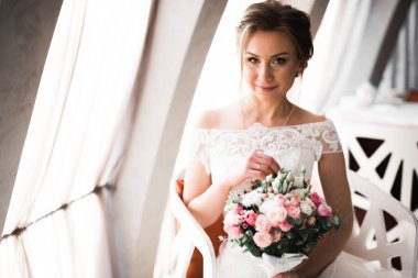 Güzel bir moda gelininin portresi, tatlı ve şehvetli. Düğün makyajı ve saç..