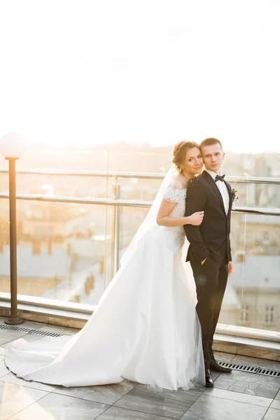 Casamento Romântico Momento Casal Recém Casados Sorrindo Retrato Noiva Noivo — Fotografia de Stock