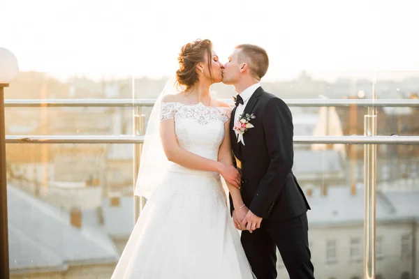 Csók Esküvő Pár Marad Gyönyörű Táj — Stock Fotó
