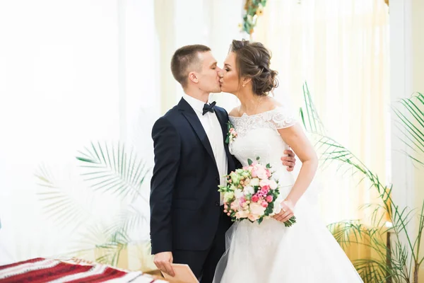 Красива Наречена Наречена Обіймаються Цілуються День Весілля — стокове фото