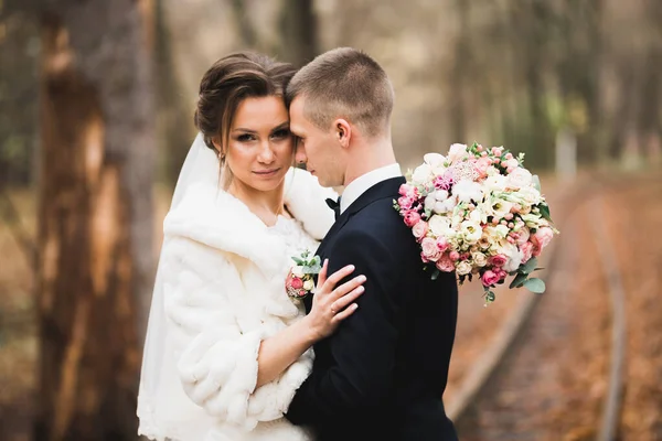 Casal Jovem Bonito Posando Com Buquê Flores Nas Mãos — Fotografia de Stock