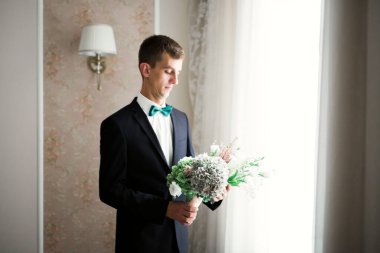 Damat sabah hazırlığı. Yakışıklı adam giyiniyor ve düğüne hazırlanıyor..