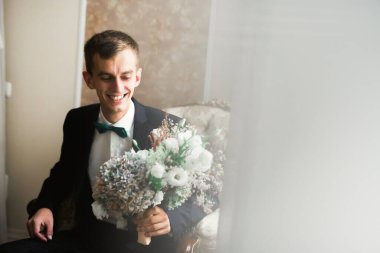 Damat sabah hazırlığı. Yakışıklı adam giyiniyor ve düğüne hazırlanıyor..