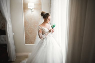 Tüylü, lüks makyaj, saç stili, stüdyo içi fotoğraf çekimi olan güzel bir gelin..