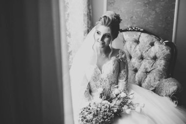 Tüylü, lüks makyaj, saç stili, stüdyo içi fotoğraf çekimi olan güzel bir gelin..