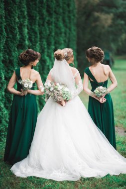 Gelin ve nedimeler düğün günü farklı çiçeklerden harika bir lüks düğün buketi tutuyor..