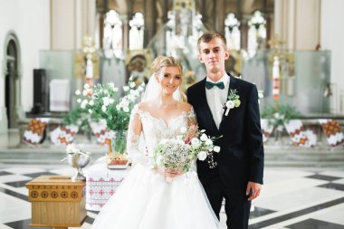 Törenden sonra kilisede poz veren evli çift..